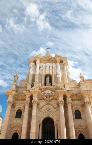 Baroque facade of The Cathedral of Syracuse (Duomo di Siracusa), formally the Cattedrale metropolitana della Nativita di Maria Santissima. Sicily, Ita Stock Photo