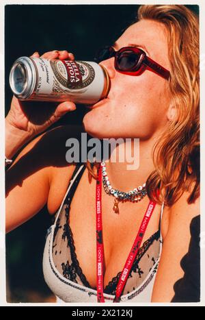 CERYS MATTHEWS, CATATONIA, DRINKING BEER, 1998: Cerys Matthews singer of the Welsh indie band Catatonia drinking a Stella Artois beer backstage at BBC Radio 1 Live, Coopers Field, Cardiff, UK on 13 September 1998. Photo: Rob Watkins. INFO: Catatonia, a Welsh alternative rock band in the '90s, fronted by Cerys Matthews, gained fame with hits like 'Mulder and Scully' and 'Road Rage.' Their eclectic sound, blending pop, rock, and folk, solidified their place in the Britpop era, showcasing Matthews' distinctive vocals. Stock Photo