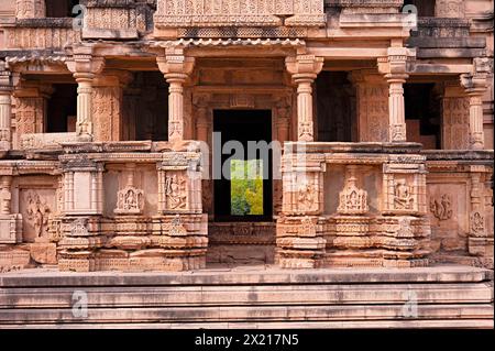 Carvings on the outer wall of the Sas Bahu Temple, Fort complex, Gwalior, Madhya Pradesh, India Stock Photo