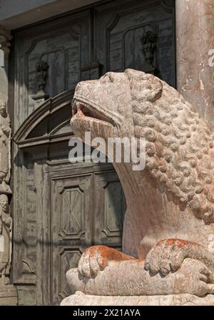 lion sculpture supporting columns at the entrance of the santa maria assunta cathedral (duomo) in Cremona, Lombardy, Italy Stock Photo