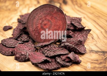 Root beet (Beta vulgaris), sliced turnip and beetroot crisps Stock Photo