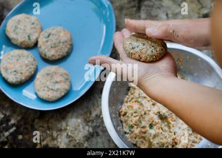 Making vegan herb patties, step 3: the well-mixed mixture is formed into burger shapes, serial image 3/5 Stock Photo