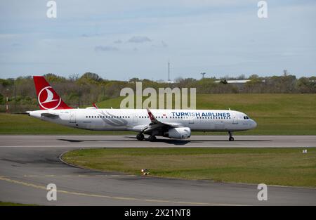 Turkish Airlines Airbus A321-231 ready for take off at Birmingham Airport, UK (TC-JSR) Stock Photo