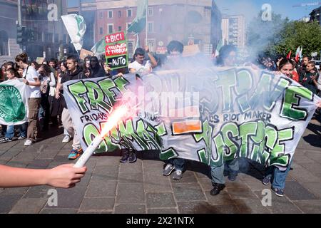 Milano, Italia. 19th Apr, 2024. Sciopero studentesco per il clima. L.go Cairoli-P.zza 24 maggio. - Cronaca - Milano, Italia - Venerd&#xec; 19 aprile 2024(Foto Alessandro Cimma/Lapresse) Student strike for the climate. Largo Cairoli-Piazza 24 May. - News - Milan, Italy - Friday 19 April 2024 (Photo Alessandro Cimma/Lapresse) Credit: LaPresse/Alamy Live News Stock Photo