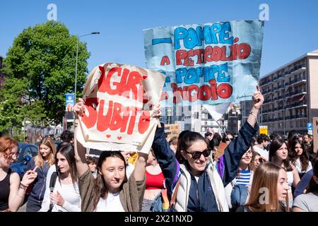 Milano, Italia. 19th Apr, 2024. Sciopero studentesco per il clima. L.go Cairoli-P.zza 24 maggio. - Cronaca - Milano, Italia - Venerd&#xec; 19 aprile 2024(Foto Alessandro Cimma/Lapresse) Student strike for the climate. Largo Cairoli-Piazza 24 May. - News - Milan, Italy - Friday 19 April 2024 (Photo Alessandro Cimma/Lapresse) Credit: LaPresse/Alamy Live News Stock Photo