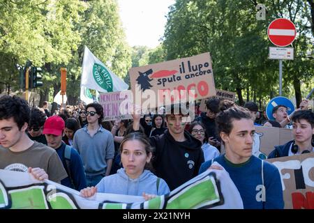 Milano, Italia. 19th Apr, 2024. Sciopero studentesco per il clima. L.go Cairoli-P.zza 24 maggio. Partenza del corteo. - Cronaca - Milano, Italia - Venerd&#xec; 19 aprile 2024(Foto Alessandro Cimma/Lapresse) Student strike for the climate. Largo Cairoli-Piazza 24 May. - News - Milan, Italy - Friday 19 April 2024 (Photo Alessandro Cimma/Lapresse) Departure of the procession. Credit: LaPresse/Alamy Live News Stock Photo