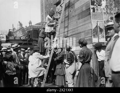Theater, Times Sq. being painted, 20 Aug 1918. Women of the Woman's Reserve Camouflage Corps of the National League for Woman's Service painting the Times Square War Savings Stamp theater. Stock Photo