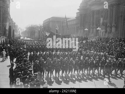 27th Division, Mar 1918. Parade for the soldiers of the U.S. Army 27th Division in New York City after World War I, passing the New York Public Library. Stock Photo