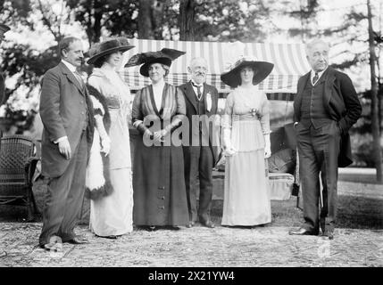 L.L. Bonheur; Mrs. Cochran [i.e., Cockran]; O. Straus &amp; wife; Mrs. T. Roosevelt, Jr.; B. Cochran [i.e., Cockran], 1912. Shows Lucien Laurent Bonheur (b. 1864), Oscar Straus (1850-1926), Bull Moose Party candidate for New York governor in 1912); and Eleanor Butler Roosevelt. Event took place at the country home of politician William Bourke Cockran (1854-1923), Port Washington, Long Island, New York State. Stock Photo