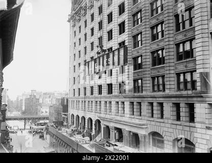 Hoisting 46 ton girder on Cons. Gas Co's Bldg., 1913. Shows Consolidated Gas Company building, 15th and Irving, New York City. Stock Photo