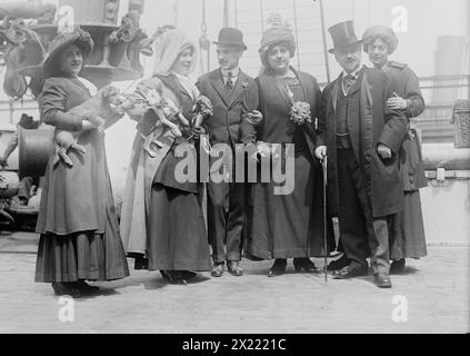 De Rigny and Tety Langy holding dogs, D'Alveres and brother, Oscar and Stella Hammerstein, 1910. Stock Photo