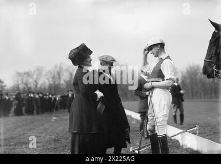 Mrs. Geo. Gould &amp; Buckmaster on polo field, 1911. Stock Photo