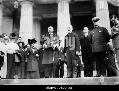 Adm. Ching Kwong and Mayor Gaynor, 1911. Shows Rear Admiral Chin Pih Kwang of the Imperial Chinese Navy and New York City Mayor William Jay Gaynor, with their hats off, at Grant's Tomb in New York City on Sept. 18th, 1911. Stock Photo