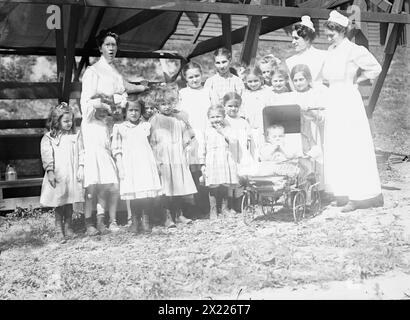 Patients &amp; nurses &quot;Sea Breeze Jr.&quot;, between c1910 and c1915. Shows &quot;Junior Sea Breeze&quot; a summer hospital for babies run by the Association for Improving the Condition of the Poor, supported by John D. Rockefeller. The hospital was located at 64th Street and the East River, New York City. Stock Photo