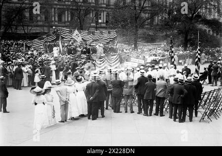 Mayor reviews Olympic Athletes, 1912. Showing Mayor William J. Gaynor and others at a parade greeting the U.S. athletes who competed in the 5th Olympic Games, held in Stockholm, Sweden in 1912. In the reviewing stand are Dr. George F. Kunz (in top hat) and (left to right from Kunz), Mayor William Gaynor; U.S. Olympic Commissioner James Edward Sullivan (1862-1914) and Justice Victor J. Dowling (1866-1934). Stock Photo