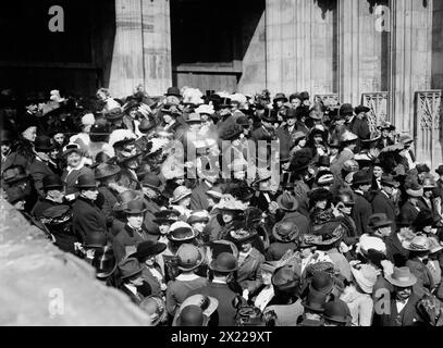 Easter - entering St. Thomas's, between c1910 and c1915. Stock Photo