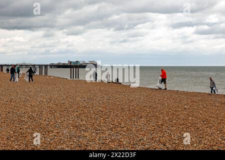 Brighton Beach, City of Brighton & Hove, East Sussex, UK. As part of World Earth Day, volunteers from Legal & General doing a beach clean, spending their time cleaning Brighton Beach filling their bags with rubbish left behind by beach visitors and brought in with the tide. They fill an average of 12 bags on each clean up, which they try to do once a week, depending on the weather and tide.This is done in conjunction with the campaign Million Mile Clean by Surfers Against Sewage. 19th April 2024. David Smith/Alamy Live News Stock Photo