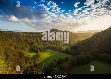 River with gorge and autumn-colored forest, Loue valley, Lizine, near Besançon, Doubs department, Bourgogne-Franche-Comté, Jura, France Stock Photo