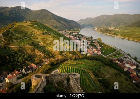 Hinterhaus castle ruins with a view of Spitz on the Danube and the Apothekerimerberg, UNESCO World Heritage Site “Wachau Cultural Landscape”, Lower Au Stock Photo