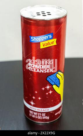 Can of “Shoppers Value” generic scouring powder in New York on Sunday, April 14, 2024. (© Richard B. Levine) Stock Photo