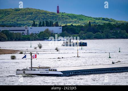 Frachtschiffe auf dem Rhein bei Duisburg, im Hintergrund die Halde Rheinpreußen in Moers, mit dem Geleucht, ein Aussichtsturm in Form einer Grubenlampe, NRW, Deutschland, Schiffsverkehr Rhein *** Cargo ships on the Rhine near Duisburg, in the background the Rheinpreußen spoil tip in Moers, with the Geleucht, an observation tower in the shape of a miners lamp, NRW, Germany, Rhine shipping traffic Stock Photo