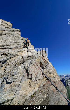 Man climbing through rock face on Zsigmondyspitze, Zsigmondyspitze, Zillertal Alps, Zillertal Alps Nature Park, Tyrol, Austria Stock Photo