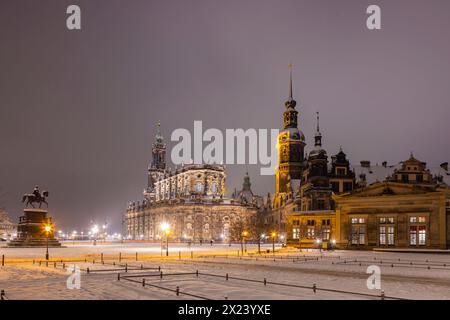 Winter in Dresden Die Dresdener Altstadt mit ihren historischen Gebäuden. Theaterplatz mit Hofkirche, Residenzschloss und Schinkelwache. Dresden Sachsen Deutschland *** Winter in Dresden Dresdens old town with its historic buildings Theaterplatz with Hofkirche, Residenzschloss and Schinkelwache Dresden Saxony Germany Stock Photo