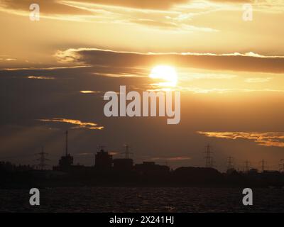 Sheerness, Kent, UK. 19th Apr, 2024. UK Weather: sunset in Sheerness, Kent. Credit: James Bell/Alamy Live News Stock Photo