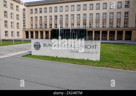 Bundessozialgericht, Außenansicht, Haupteingang. Das neoklassizistische Gebäude stammt aus dem Jahr 1936 ehem. Wehrkrkeiskommando. DEU, Deutschland, Hessen, Kassel, 07.04.2024: *** Federal Social Court, exterior view, main entrance The neoclassical building dates back to 1936 Former military command DEU, Germany, Hesse, Kassel, 07 04 2024 Stock Photo