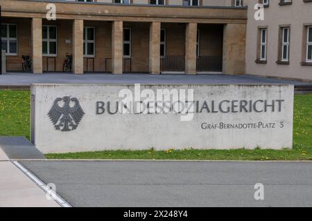 Bundessozialgericht, Außenansicht, Haupteingang. Das neoklassizistische Gebäude stammt aus dem Jahr 1936 ehem. Wehrkrkeiskommando. DEU, Deutschland, Hessen, Kassel, 07.04.2024: *** Federal Social Court, exterior view, main entrance The neoclassical building dates back to 1936 Former military command DEU, Germany, Hesse, Kassel, 07 04 2024 Stock Photo