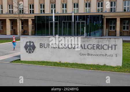 Bundessozialgericht, Außenansicht, Haupteingang. Das neoklassizistische Gebäude stammt aus dem Jahr 1936 ehem. Wehrkrkeiskommando. DEU, Deutschland, Hessen, Kassel, 07.04.2024: *** Federal Social Court, exterior view, main entrance The neoclassical building dates back to 1936 Former military command DEU, Germany, Hesse, Kassel, 07 04 2024 Stock Photo