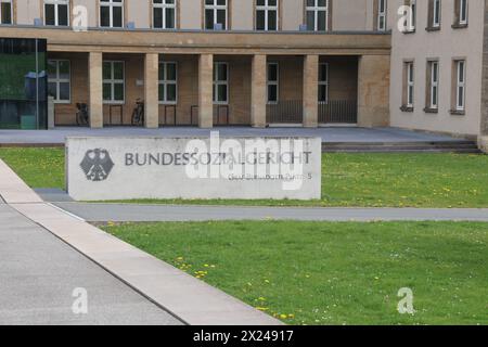 Bundessozialgericht, Außenansicht, Haupteingang. Das neoklassizistische Gebäude stammt aus dem Jahr 1936 ehem. Wehrkrkeiskommando. DEU, Deutschland, Hessen, Kassel, 07.04.2024: *** Federal Social Court, exterior view, main entrance The neoclassical building dates back to 1936 Former military command DEU, Germany, Hesse, Kassel, 07 04 2024 Stock Photo