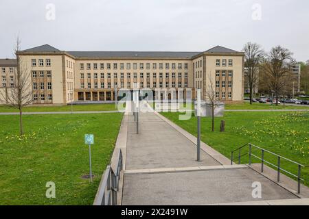 Bundessozialgericht, Außenansicht, Haupteingang. Das neoklassizistische Gebäude stammt aus dem Jahr 1936 ehem. Wehrkrkeiskommando. DEU, Deutschland, Hessen, Kassel, 07.04.2024: *** Federal Social Court, exterior view, main entrance The neoclassical building dates back to 1936 Former military command DEU, Germany, Hesse, Kassel, 07 04 2024 Stock Photo