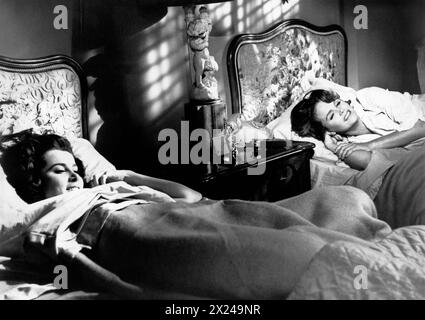 Stephanie Powers, Lee Remick, on-set of the film, 'Experiment In Terror', Columbia Pictures, 1962 Stock Photo