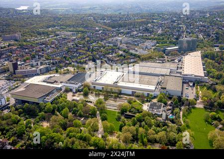 Luftbild, Messe Essen Gelände, Eon Zentrale und Gewerbegebiet Bürohäuser Messeallee, hinten der Grugapark mit Freibad Grugabad, Rüttenscheid, Essen, Ruhrgebiet, Nordrhein-Westfalen, Deutschland ACHTUNGxMINDESTHONORARx60xEURO *** Aerial view, Messe Essen site, Eon headquarters and commercial area office buildings Messeallee, behind the Grugapark with outdoor pool Grugabad, Rüttenscheid, Essen, Ruhr area, North Rhine-Westphalia, Germany ACHTUNGxMINDESTHONORARx60xEURO Stock Photo