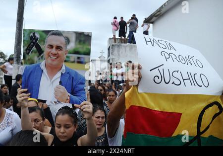 SEPELIO ALCALDE PONCE Camilo Ponce Enriquez, viernes 19 de abril del 2024 En el Cementerio General de Camilo Ponce Enriquez, fueron los sepultados los restos del alcalde JosÃ Sanchez Reyes, quien fue asesinado por encapuchados, la noche del miÃ rcoles, en el sector Nueva Ponce. Fotos: CÃ sar Munoz/API Camilo Ponce Enriquez Azuay Ecuador CLJ-SEPELIOALCALDEPONCE-c7405e44856426bde32eb01a71aa0bbd *** SEPELIO ALCALDE ALCALDE PONCE Camilo Ponce Enriquez, Friday, April 19, 2024 In the General Cemetery of Camilo Ponce Enriquez, were buried the remains of Mayor JosÃ Sanchez Reyes, who was murdered by h Stock Photo