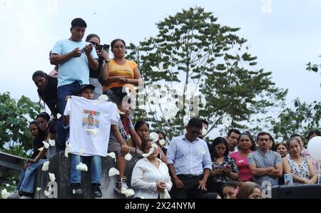 SEPELIO ALCALDE PONCE Camilo Ponce Enriquez, viernes 19 de abril del 2024 En el Cementerio General de Camilo Ponce Enriquez, fueron los sepultados los restos del alcalde JosÃ Sanchez Reyes, quien fue asesinado por encapuchados, la noche del miÃ rcoles, en el sector Nueva Ponce. Fotos: CÃ sar Munoz/API Camilo Ponce Enriquez Azuay Ecuador CLJ-SEPELIOALCALDEPONCE-9a45bf202c91c2e9e8deea6b1c1f7ffe *** SEPELIO ALCALDE PONCE Camilo Ponce Enriquez, Friday, April 19, 2024 In the General Cemetery of Camilo Ponce Enriquez, were buried the remains of Mayor JosÃ Sanchez Reyes, who was murdered by hooded me Stock Photo