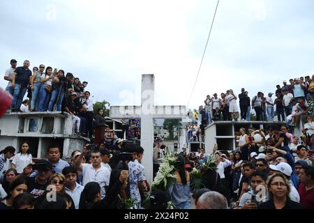 SEPELIO ALCALDE PONCE Camilo Ponce Enriquez, viernes 19 de abril del 2024 En el Cementerio General de Camilo Ponce Enriquez, fueron los sepultados los restos del alcalde JosÃ Sanchez Reyes, quien fue asesinado por encapuchados, la noche del miÃ rcoles, en el sector Nueva Ponce. Fotos: CÃ sar Munoz/API Camilo Ponce Enriquez Azuay Ecuador CLJ-SEPELIOALCALDEPONCE-37ffbe90822d58318c8e74ffa6977d46 *** SEPELIO ALCALDE ALCALDE PONCE Camilo Ponce Enriquez, Friday, April 19, 2024 In the General Cemetery of Camilo Ponce Enriquez, were buried the remains of Mayor JosÃ Sanchez Reyes, who was murdered by h Stock Photo