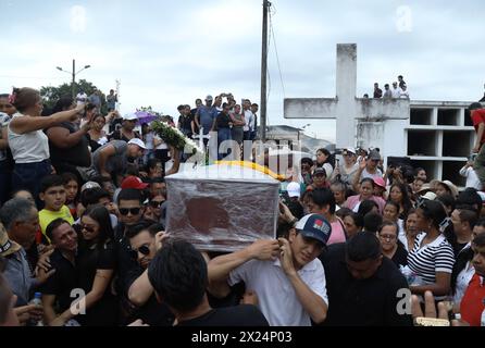 SEPELIO ALCALDE PONCE Camilo Ponce Enriquez, viernes 19 de abril del 2024 En el Cementerio General de Camilo Ponce Enriquez, fueron los sepultados los restos del alcalde JosÃ Sanchez Reyes, quien fue asesinado por encapuchados, la noche del miÃ rcoles, en el sector Nueva Ponce. Fotos: CÃ sar Munoz/API Camilo Ponce Enriquez Azuay Ecuador CLJ-SEPELIOALCALDEPONCE-04b08e02e0f02cea89be6a4eb7987db7 *** SEPELIO ALCALDE PONCE Camilo Ponce Enriquez, Friday, April 19, 2024 In the General Cemetery of Camilo Ponce Enriquez, were buried the remains of Mayor JosÃ Sanchez Reyes, who was murdered by hooded me Stock Photo