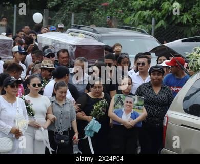 SEPELIO ALCALDE PONCE Camilo Ponce Enriquez, viernes 19 de abril del 2024 En el Cementerio General de Camilo Ponce Enriquez, fueron los sepultados los restos del alcalde JosÃ Sanchez Reyes, quien fue asesinado por encapuchados, la noche del miÃ rcoles, en el sector Nueva Ponce. Fotos: CÃ sar Munoz/API Camilo Ponce Enriquez Azuay Ecuador CLJ-SEPELIOALCALDEPONCE-5a4a2fc0d7004d8b08d74ce078afe4e2 *** SEPELIO ALCALDE PONCE Camilo Ponce Enriquez, Friday, April 19, 2024 In the General Cemetery of Camilo Ponce Enriquez, were buried the remains of Mayor JosÃ Sanchez Reyes, who was murdered by hooded me Stock Photo