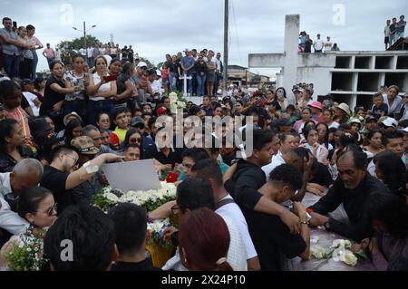 SEPELIO ALCALDE PONCE Camilo Ponce Enriquez, viernes 19 de abril del 2024 En el Cementerio General de Camilo Ponce Enriquez, fueron los sepultados los restos del alcalde JosÃ Sanchez Reyes, quien fue asesinado por encapuchados, la noche del miÃ rcoles, en el sector Nueva Ponce. Fotos: CÃ sar Munoz/API Camilo Ponce Enriquez Azuay Ecuador CLJ-SEPELIOALCALDEPONCE-d06a88585d699f2c75890f6adced02d7 *** SEPELIO ALCALDE PONCE Camilo Ponce Enriquez, Friday, April 19, 2024 In the General Cemetery of Camilo Ponce Enriquez, were buried the remains of Mayor JosÃ Sanchez Reyes, who was murdered by hooded me Stock Photo