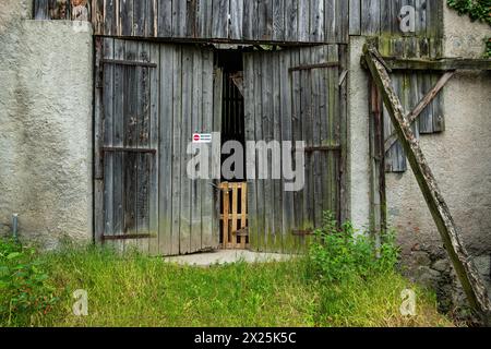 Weathered wooden barn gate with a NO ACCESS sign on a hiking trail above Merano in the municipality of Scena, South Tyrol, Italy. Stock Photo