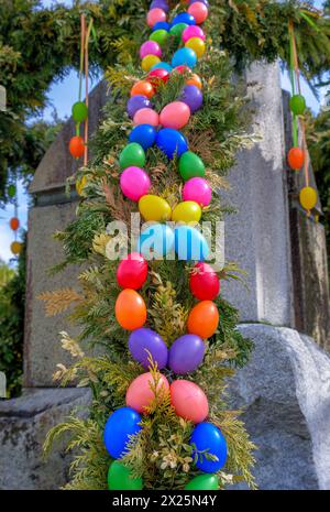 Beautifully decorated Easter fountain in Wallersdorf, Lower Bavaria, Bavaria, Germany Stock Photo