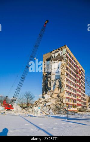 Stadtumbau Abriss von Plattenbauten IW 67 am Strassburger Platz. Der Abriss erfolgte im Rahmen des Bund-Länder-Förderprogrammes Stadtumbau Ost. Für die Vernichtung des sozialen Wohnungsbaus wurden insgemsamt 6,4 Millionen Euro Fördermittel verbraucht Dresden Sachsen Deutschland *** Urban redevelopment Demolition of prefabricated buildings IW 67 on Strassburger Platz The demolition was carried out as part of the federal state funding program Stadtumbau Ost A total of 6.4 million euros in funding was used to destroy social housing Dresden Saxony Germany Stock Photo