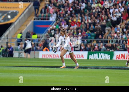 London, UK. 20th Apr, 2024. Twickenham Stadium, London, 20th April 2024: Holly Aitchison (England 10) kicks off the match between England and Ireland in the Women's Six Nations Championships at Twickenham Stadium, London on 20th April 2024 (Claire Jeffrey/SPP) Credit: SPP Sport Press Photo. /Alamy Live News Stock Photo