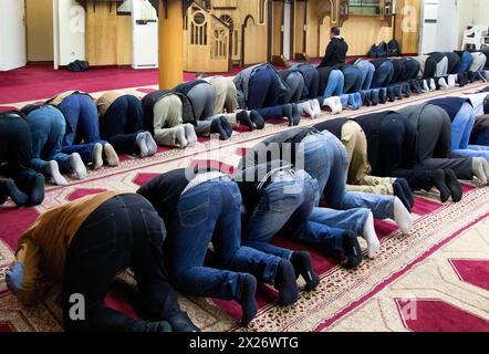 Friday prayer by Muslims in the Berlin mosque Neukoellner Begegnungsstaette, 27/03/2015, Berlin, Berlin, Germany Stock Photo