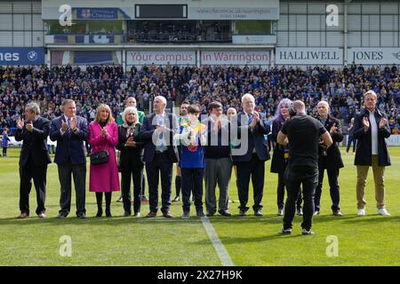 Warrington, UK. 20th Apr, 2024. Friends and family of former MP Doug Hoyle who died this week partake in a minutes applause before the Betfred Super League Round 8 match Warrington Wolves vs Leigh Leopards at Halliwell Jones Stadium, Warrington, United Kingdom, 20th April 2024 (Photo by Steve Flynn/News Images) in Warrington, United Kingdom on 4/20/2024. (Photo by Steve Flynn/News Images/Sipa USA) Credit: Sipa USA/Alamy Live News Stock Photo