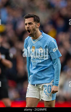 (240421) -- LONDON, April 21, 2024 (Xinhua) -- Manchester City's Bernardo Silva celebrates at the final whistle during the FA Cup semifinal match between Manchester City and Chelsea in London, Britain, on April 20, 2024. (Xinhua)FOR EDITORIAL USE ONLY. NOT FOR SALE FOR MARKETING OR ADVERTISING CAMPAIGNS. NO USE WITH UNAUTHORIZED AUDIO, VIDEO, DATA, FIXTURE LISTS, CLUB/LEAGUE LOGOS OR 'LIVE' SERVICES. ONLINE IN-MATCH USE LIMITED TO 45 IMAGES, NO VIDEO EMULATION. NO USE IN BETTING, GAMES OR SINGLE CLUB/LEAGUE/PLAYER PUBLICATIONS. Stock Photo