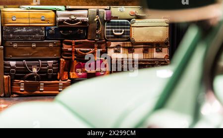 Ein Stapel alter Koffer, Barcelona, Spanien Barcelona Katalonien Spanien *** A pile of old suitcases, Barcelona, Spain Barcelona Catalonia Spain Stock Photo