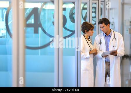Doctors with tablet, Box chemotherapy, Onkologikoa Hospital, Oncology Institute, Case Center for prevention, diagnosis and treatment of cancer, Donost Stock Photo